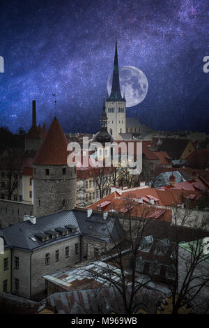 Vieilles rues de Tallinn. La nuit, les étoiles brillent Banque D'Images