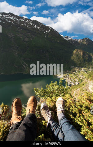 Lune de miel jeunes mariés en Norvège. photo dans les montagnes près du lac. instagram. Banque D'Images