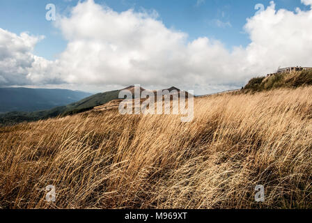 Automne Polonina Wetlinska de Chatka Puchatka près de sentier de randonnée dans la région de Bieszczady en Pologne avec prairie de montagne, collines et ciel bleu avec le cloud Banque D'Images