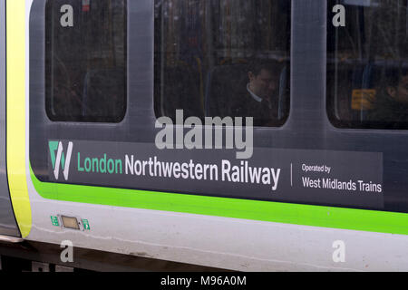 Le Nord-ouest de Londres classe de chemin de fer 350 train électrique à Canley, Coventry, West Midlands, Royaume-Uni Banque D'Images