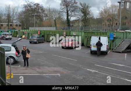 Les gens de l'élimination des éléments indésirables à un centre de refuser en Royaume-Uni Banque D'Images