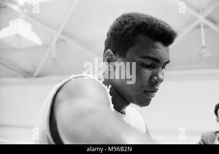 Muhammad Ali (Cassius Clay) Formation en ville blanche d'avance sur son combat avec Henry challenger britannique Cooper. 10 Mai 1966 Banque D'Images