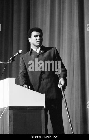World Heavyweight Champion de boxe Muhammad Ali a tenu sa première prise de parole en public en Angleterre à la nouvelle Victoria Theatre de Londres, où une foule compacte a écouté et lui poser des questions. 29 Novembre 1974 Banque D'Images