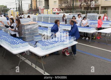 L'eau potable pour les coureurs de marathon à Athènes. Banque D'Images