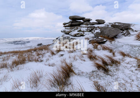 Éperon rocheux couvert de neige sur Stowes Hill sur Bodmin Moor Banque D'Images