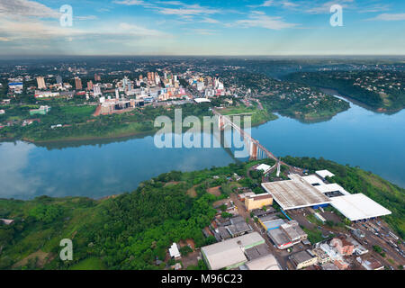 Vue aérienne de la ville de Ciudad del Este et pont de l'Amitié, reliant le Paraguay et le Brésil à travers la frontière sur la rivière Parana, Banque D'Images