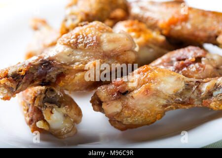 Close up de pilons de poulet frais grillé sur plaque blanche Banque D'Images