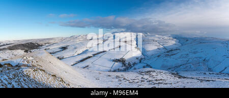 Kinder Scout sur un beau matin d'hiver et de neige. Les collines près de fauche dans le Derbyshire, Angleterre. Banque D'Images