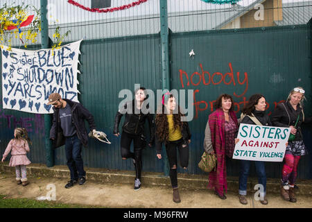 Milton Ernest, au Royaume-Uni. 13 mai, 2017. Militants contre la détention des immigrants assister à une manifestation devant l'immigration de Yarl's Wood amovible au centre. Banque D'Images