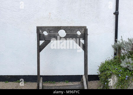 Les stocks de vieux bois dans la cour de St Lawrence chapelle en Ashburton Devon, qui était auparavant une chapelle chantry et est maintenant un centre communautaire Banque D'Images