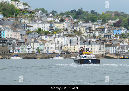 Multi-couleur maisons bordant les rives de la rivière Dart dans le Devon Banque D'Images