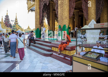 La Pagode Shwedagon officiellement nommé Zedi Shwedagon Daw et aussi connu comme le grand Dagon Pagoda , est un stupa doré situé à Yangon Myanmar Banque D'Images