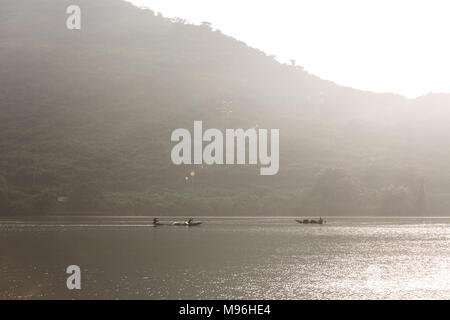 Pêcheur sur le lac Volta, au sud du Ghana Banque D'Images