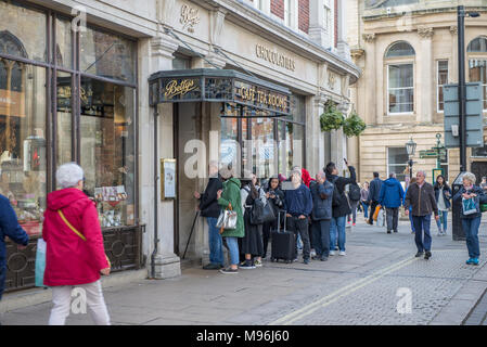 Les gens font la queue pour le thé l'après-midi à l'extérieur et salon de thé Bettys Cafe St Helen's Square York UK Banque D'Images