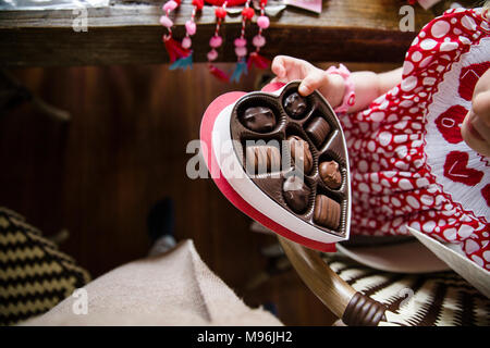 Boîte de chocolat en forme de coeur détenus par girl Banque D'Images