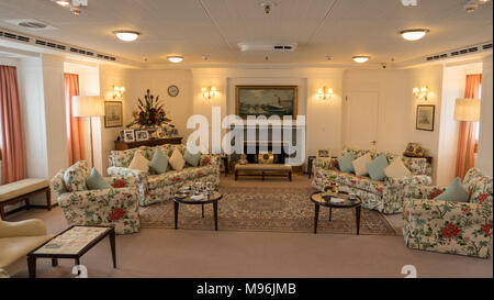 L'État salle de dessin à bord du yacht royal Britannia une ancienne résidence de Sa Majesté la Reine Elizabeth II et maintenant amarrés à Édimbourg Ocean Terminal UK Banque D'Images