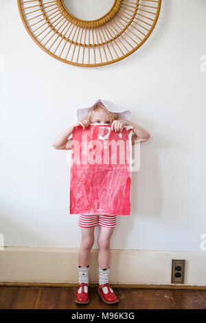 Girl holding up Carte de Saint-Valentin Banque D'Images