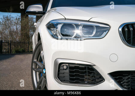 21 mars 2018 - Londres, Angleterre. Close-up Vue de face d'un premier blanc BMW M135i voiture de sport. Puissant, élégant modèle allemand stationné sur la route. Banque D'Images