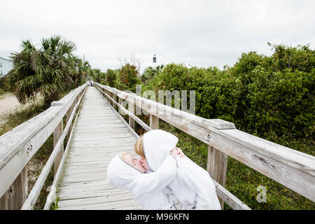 Les filles debout sur la passerelle/dock Banque D'Images