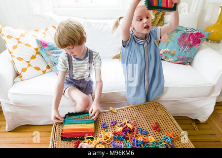 Des enfants cuisine crochetées Banque D'Images
