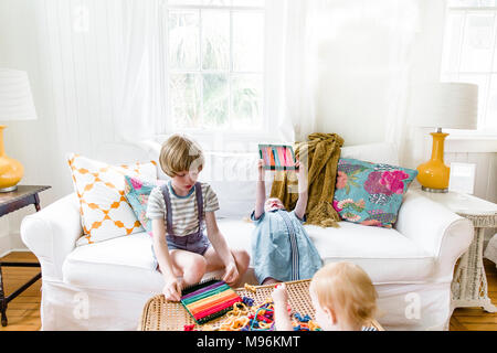 Des enfants cuisine crochetées Banque D'Images