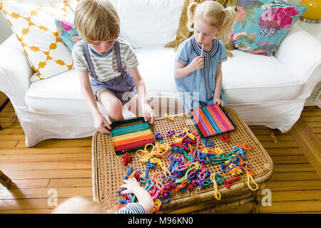 Des enfants cuisine crochetées Banque D'Images
