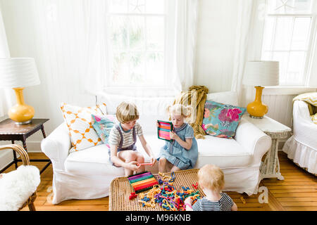 Des enfants cuisine crochetées Banque D'Images