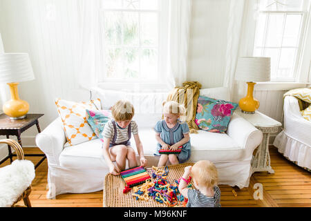 Des enfants cuisine crochetées Banque D'Images