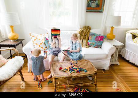 Des enfants cuisine crochetées Banque D'Images