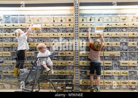 Enfants atteignant la haute pour boîtes Banque D'Images