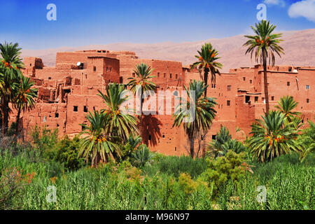 Ancienne architecture berbère près de la ville de Tinghir dans la région des montagnes de l'Atlas au Maroc. Banque D'Images