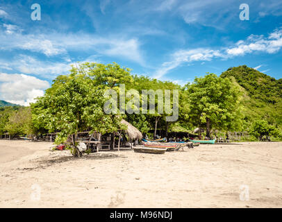 Les deux plages qui composent la zone de plage Koka dans Paga, East Nusa Tenggara, l'île de Flores, en Indonésie. Banque D'Images