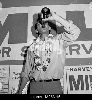 Harvey Milk, célèbre dans ses magasins de matériel photo, son élection en tant que superviseur de San Francisco le soir de l'élection. Le 8 novembre 1977, l'homosexuel Banque D'Images