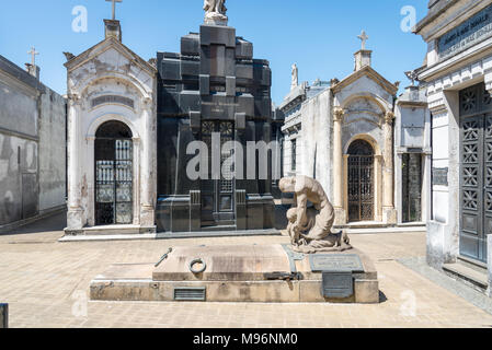 Pierres tombales et statue dans le cimetière de la Recoleta, quartier de Recoleta, Buenos Aires, Argentine Banque D'Images