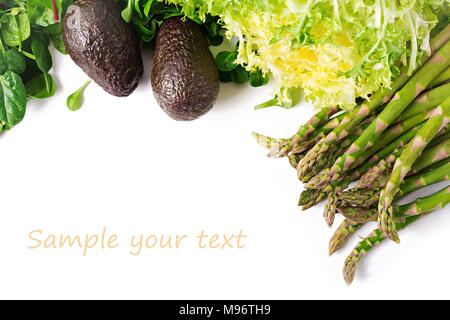 Herbes, asperges vertes et noires sur fond blanc à l'avocat. Vue d'en haut. Mise à plat Banque D'Images