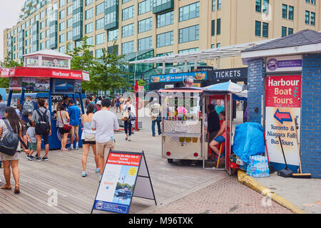 Queens Quay Terminal, District de Harbourfront, Toronto, Ontario, Canada. Point de départ des croisières sur le port Banque D'Images