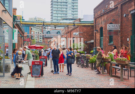 Scène de rue, Distillery District, Toronto, Ontario, Canada. Quartier piétonnier de cafés, restaurants, galeries, ateliers d'art, performances Banque D'Images