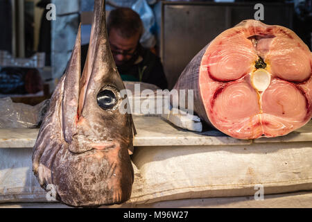 Poisson épée, la Pescheria, marché aux poissons Catane, Sicile, Italie. Banque D'Images