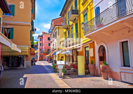 Peschiera del Garda voir l'architecture italienne colorée, Lago di Garda, Italie Banque D'Images