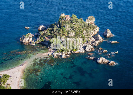 L'île Isola Bella à Taormina, Sicile. Parfois, la marée crée un petit chemin avec le continent. Banque D'Images