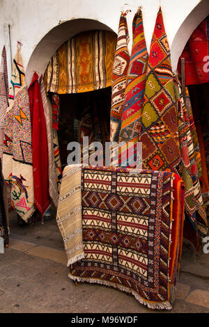 Maroc, Casablanca, Quartier Habous, Souk des tapis, des kilims berbères et des textiles tissés sur l'affichage Banque D'Images