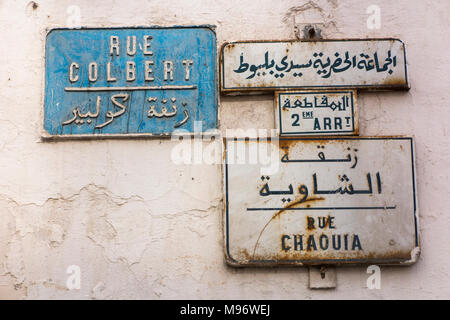 Maroc, Casablanca, rue Colbert et Rue Chaouia plaques de rue en français et en arabe Banque D'Images