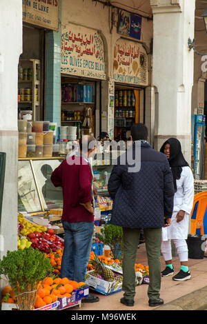 Maroc, Casablanca, du Marché Central, des commerçants dans des stands de nourriture autour de cour centrale Banque D'Images