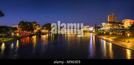 L'Adelaide Skyline s'illumine la nuit en raison de la rivière Torrens. Banque D'Images