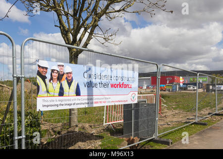 Considerate Constructors banner attaché à la clôture d'un chantier de construction à Middlebroo Retail Park près de Bolton. Banque D'Images