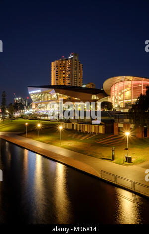 L'Adelaide Skyline s'illumine la nuit en raison de la rivière Torrens. Banque D'Images