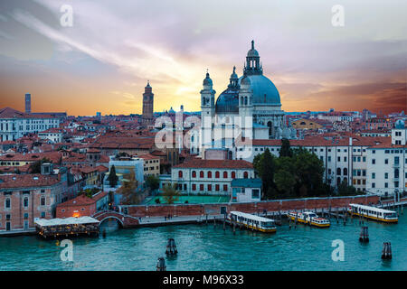 Magnifique Coucher de soleil à Venise derrière les dômes de l'église Banque D'Images