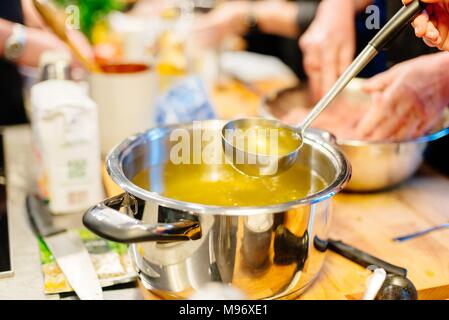 Dans un bouillon délicieux jaune metal pot dans la cuisine Banque D'Images