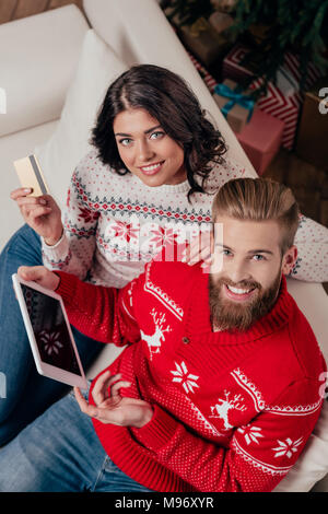 Couple avec e-shopping de Noël sur tablette Banque D'Images