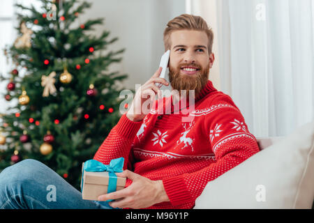 Cadeau de Noël avec l'homme de parler par téléphone Banque D'Images